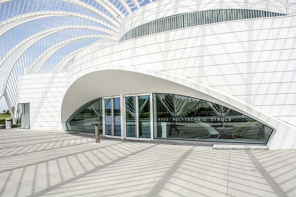 From Pixels to Masterpieces: The Rise of VR NFT Showrooms in the Art Market